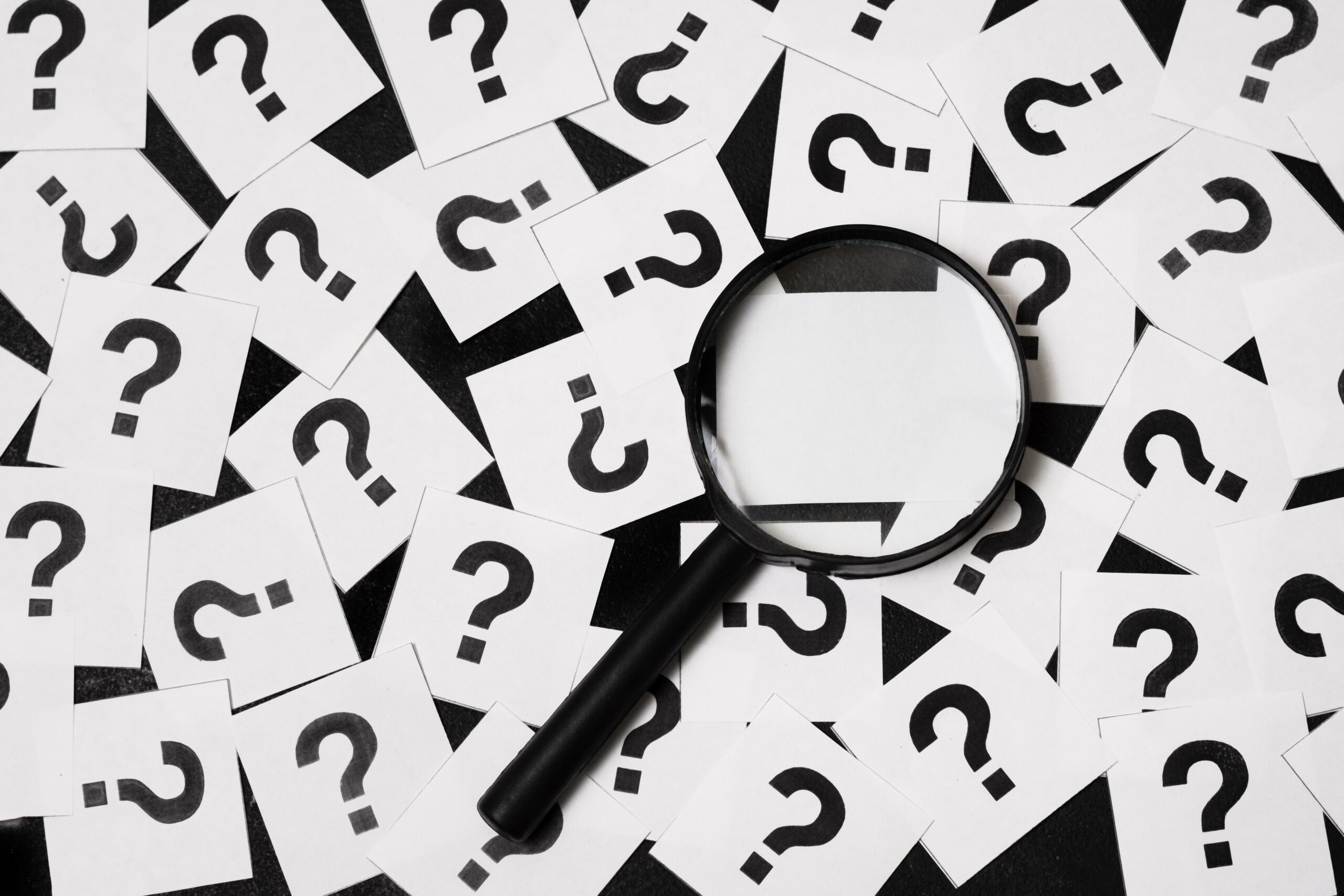 image d'une loupe avec des points d'intérrogation