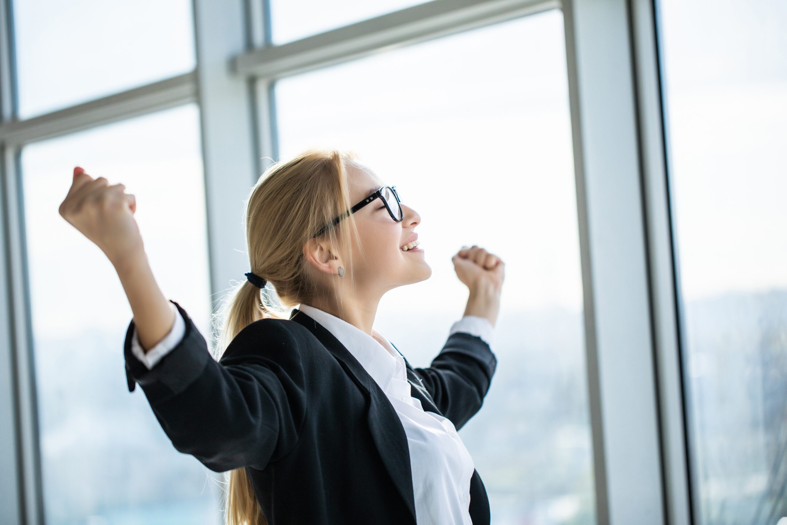 femme heureuse en entreprise